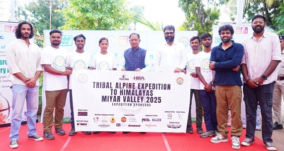 मुख्यमंत्री श्री विष्णुदेव साय ने किया जशपुर के हिमालय अभियान के पर्वतारोहियों का सम्मान