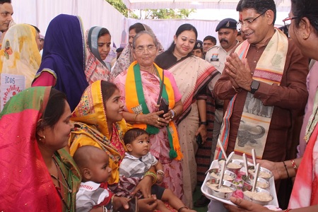 सुशासन तिहार: मंत्री टंकराम वर्मा ने झुमका में ग्रामीणों को बांटी खुशियां