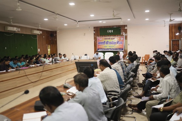 शासकीय कार्य के दौरान नशे का सेवन करने वाले कर्मचारियों की जानकारी कराएं उपलब्ध: जशपुरनगर कलेक्टर श्री रोहित व्यास 