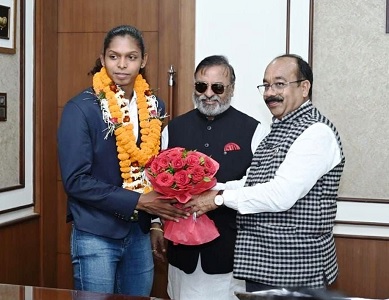 उप मुख्यमंत्री श्री अरुण साव से मिलीं कबड्डी विश्व कप की मोस्ट वेल्युबल प्लेयर संजू देवी