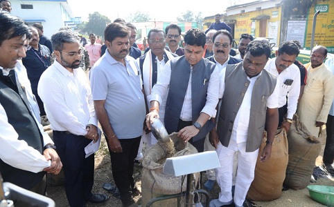 राजस्व मंत्री श्री वर्मा ने कांकेर जिला के मालगांव खरीदी केन्द्र में पूजा अर्चना कर धान खरीदी का किया शुभारंभ