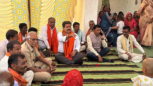 उपमुख्यमंत्री श्री विजय शर्मा ने भैंसबोड़ में चौपाल लगाकर जमीन पर बैठ सुनीं ग्रामीणों की समस्याएं
