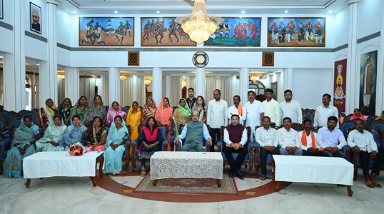 राज्यपाल के गोद ग्राम पंचायत बिजली के ग्रामीणों ने किया लोकभवन का भ्रमण