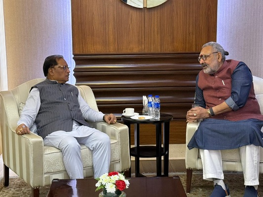 छत्तीसगढ़ में टेक्सटाइल उद्योग को मिलेगा बढ़ावा, मुख्यमंत्री श्री साय की केंद्रीय मंत्री गिरिराज सिंह से हुई मुलाकात