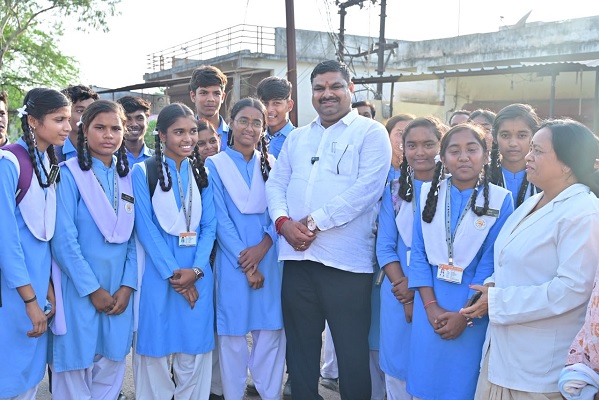 शिक्षा मंत्री श्री गजेन्द्र यादव स्कूल से घर लौट रहे स्कूली बच्चों के बीच पहुंचकर सहज संवाद में जानी पढ़ाई और स्कूल की जरूरतें