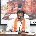 उप मुख्यमंत्री एवं कवर्धा विधायक श्री विजय शर्मा ने ली गौ सेवकों एवं अधिकारियों की बैठक