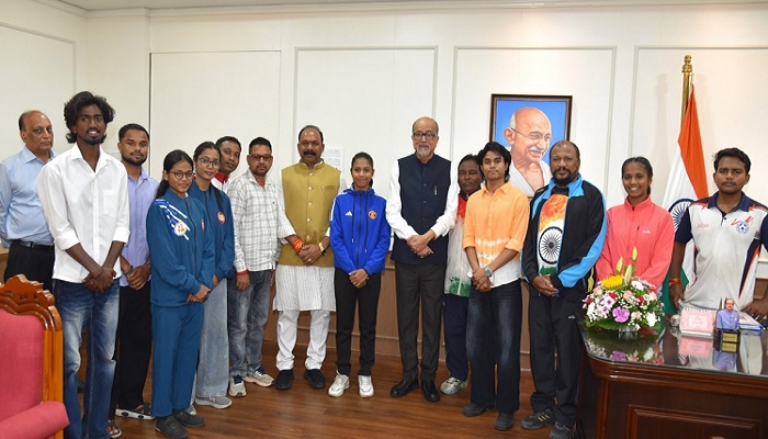 राज्यपाल श्री रमेन डेका से प्रदेश के उत्कृष्ट खिलाड़ियों ने की सौजन्य भेंट