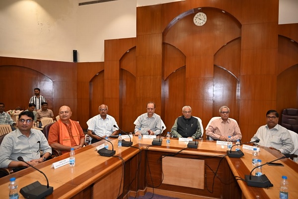 भारतीय परंपरा और आधुनिक चिकित्सा विज्ञान के समन्वय से समझाया मानव ऊर्जा एवं आभामंडल का विज्ञान