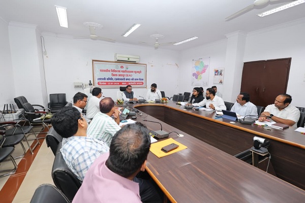 ई-ऑफिस से लेकर राजस्व प्रकरणों तक आयुक्त ने परखी प्रशासनिक व्यवस्था