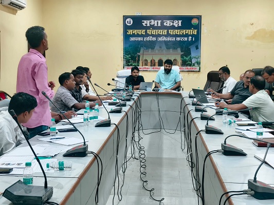 निर्माण पोर्टल के माध्यम से निर्माण कार्यों की जशपुरनगर कलेक्टर ने की समीक्षा
