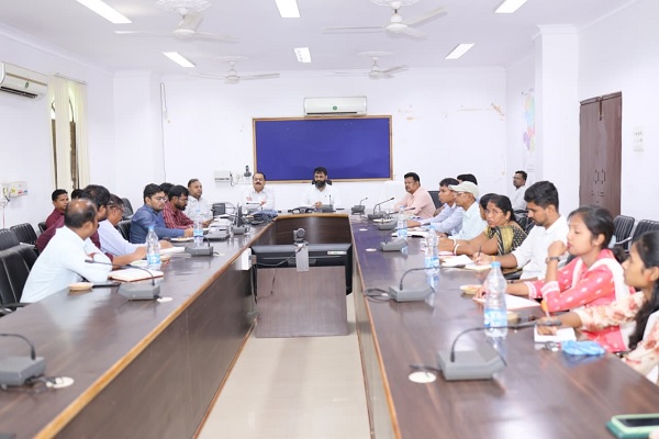 जशपुर कलेक्टर ने युवाओं को उनकी रूचि और मार्केट में रोजगार केअनुसार प्रशिक्षण देने के दिए निर्देश