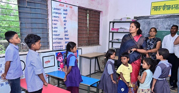मंत्री श्रीमती लक्ष्मी राजवाड़े ने किया आंगनबाड़ी और प्राथमिक शाला का औचक निरीक्षण