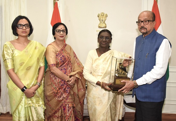राष्ट्रपति श्रीमती द्रौपदी मुर्मु को राज्यपाल श्री रमेन डेका ने भेंट की पहाड़ी मैना  की प्रतिकृति