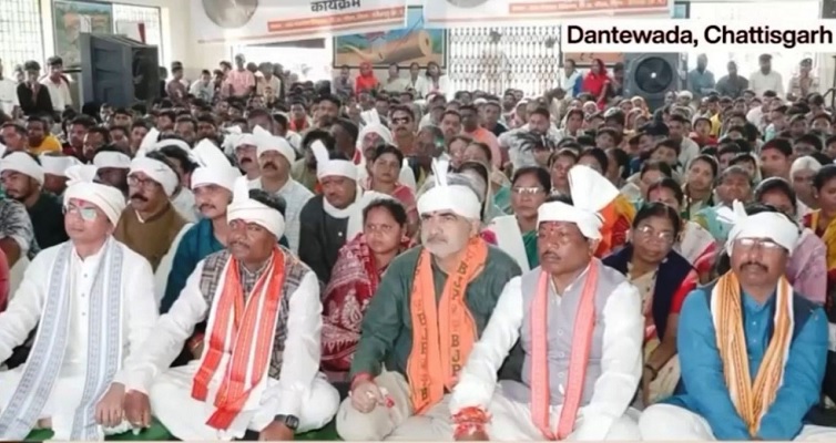 अब धमाकों की नहीं, रेडियो की गूंज, दूरस्थ वनांचल छिंदनार के लोगों ने सुनी प्रधानमंत्री के ‘मन की बात’