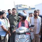 स्कूटी पर निकले उप मुख्यमंत्री श्री अरुण साव, नगर भ्रमण कर विकास कार्यों का लिया जायजा