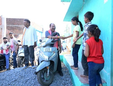 स्कूटी पर निकले उप मुख्यमंत्री श्री अरुण साव, नगर भ्रमण कर विकास कार्यों का लिया जायजा