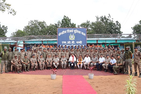 उपमुख्यमंत्री श्री विजय शर्मा ने दूरस्थ ग्राम नंबी में सीआरपीएफ कैंप के जवानों से की मुलाकात
