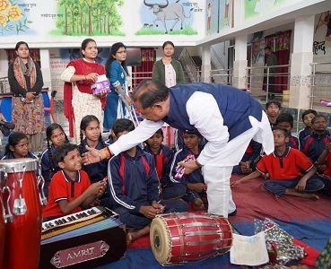 नारायणपुर के परीयना दिव्यांग आवासीय विद्यालय के दिव्यांग बच्चों के बीच पहुंचे मुख्यमंत्री, बस देने की घोषणा