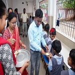 बच्चों के लिए न्योता भोजन के साथ खेल सामग्री, कापी, पेन, और उपहार सामग्री भेंट