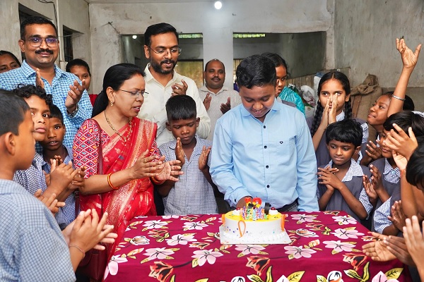 बच्चों के लिए न्योता भोजन के साथ खेल सामग्री, कापी, पेन, और उपहार सामग्री भेंट