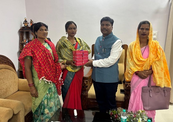 उद्यमिता की नई मिसाल : बस्तर की महिलाओं ने तैयार की बिना शक्कर वाली ऑर्गेनिक काजू-कतली 