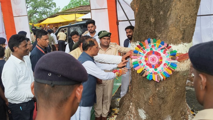 ग्राम गारीघाट में मुख्यमंत्री श्री विष्णु देव साय ने किया आम का पौधरोपण, पर्यावरण संरक्षण का दिया प्रेरक संदेश