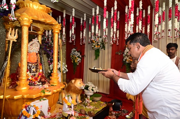 उप मुख्यमंत्री श्री शर्मा ने कवर्धा में मां महामाया और मां विंध्यवासिनी के दर्शन कर प्रदेश की सुख-समृद्धि की कामना की
