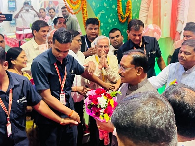 मुख्यमंत्री श्री साय द्वारा ऊर्जा विभाग के मण्डप का अवलोकन`