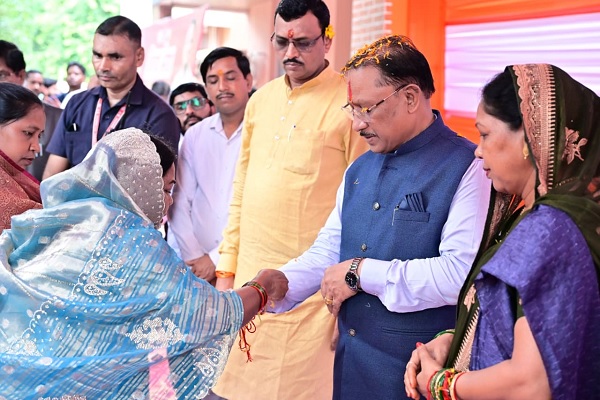 बहनों ने मुख्यमंत्री की कलाई पर बांधी राखी, मुख्यमंत्री ने साड़ी और मिठाई भेंट कर दी रक्षाबंधन की शुभकामनाएं
