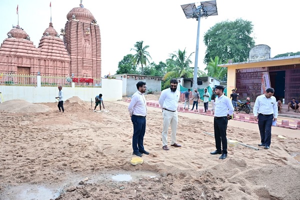 जशपुरनगर कलेक्टर श्री रोहित व्यास ने ग्राम दोकड़ा पहुंचकर रथयात्रा महोत्सव की तैयारियों का लिया जायजा