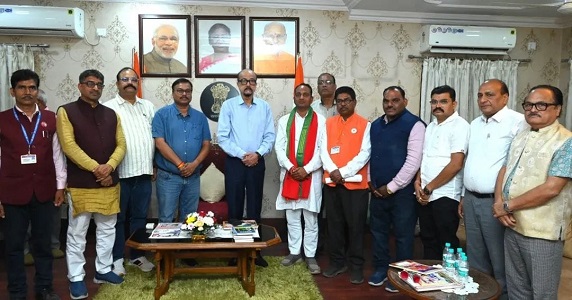 छत्तीसगढ़ रेडक्रॉस सोसायटी के सदस्यों ने चेयरमैन श्री साहू के नेतृत्व मे राज्यपाल से सौजन्य भेंट की