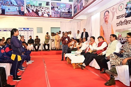 उप मुख्यमंत्री श्री शर्मा ने 30 पुनर्वासित युवाओं को बांटे टूलकिट और मोबाइल