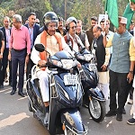 मुख्यमंत्री ने सड़क सुरक्षा का संदेश देते हुए स्वयं हेलमेट पहनकर चलाई स्कूटी