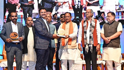 मुख्यमंत्री ने सड़क सुरक्षा का संदेश देते हुए स्वयं हेलमेट पहनकर चलाई स्कूटी