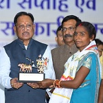 मुख्यमंत्री ने जशपुर वन धन केंद्र पंचक्की की महिला स्व सहायता समूह को सहकार प्रेरणा सम्मान से किया सम्मानित
