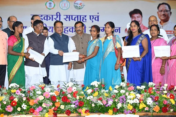 मुख्यमंत्री ने जशपुर वन धन केंद्र पंचक्की की महिला स्व सहायता समूह को सहकार प्रेरणा सम्मान से किया सम्मानित