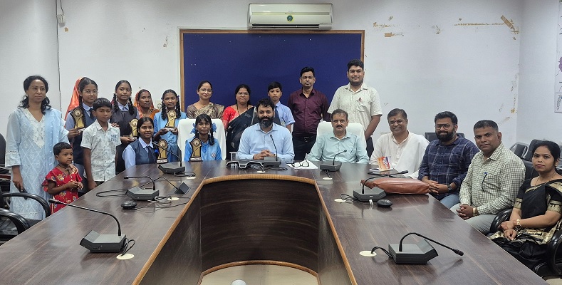 जशपुरनगर कलेक्टर व्यास ने विद्यार्थी विज्ञान मंथन स्टेट लेवल कैंप रायपुर में शिरकत किए 07 विद्यार्थियों को किया सम्मानित