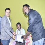 संवेदनशील सुशासन की मिसाल: समारोह में नहीं आ सके सेवानिवृत्त कर्मी, प्रशासन स्वयं पहुंचा उनके द्वार