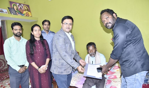 संवेदनशील सुशासन की मिसाल: समारोह में नहीं आ सके सेवानिवृत्त कर्मी, प्रशासन स्वयं पहुंचा उनके द्वार