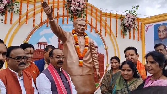 उपमुख्यमंत्री श्री अरुण साव ने किया अटल जी की आदमकद प्रतिमा का अनावरण
