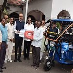 राज्यपाल श्री डेका ने सरस्वती शिक्षा संस्थान को प्रदान किए चार ई-रिक्शे