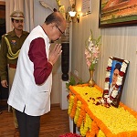 राज्यपाल श्री डेका ने वीर विनायक दामोदर सावरकर को श्रद्धांजलि दी