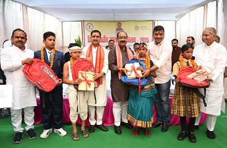 शाला प्रवेशोत्सव में शामिल हुए केन्द्रीय राज्य मंत्री श्री साहू और उप मुख्यमंत्री श्री साव