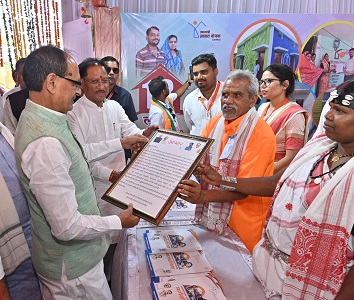प्रधानमंत्री आवास योजना से गदगद लाभार्थियों ने केंद्रीय मंत्री शिवराज सिंह चौहान को सौंपा आभार पत्र