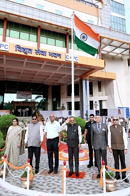 छत्तीसगढ़ स्टेट पावर कंपनीज के अध्यक्ष श्री सुबोध कुमार सिंह ने पॉवर कंपनी मुख्यालय में किया ध्वजारोहण