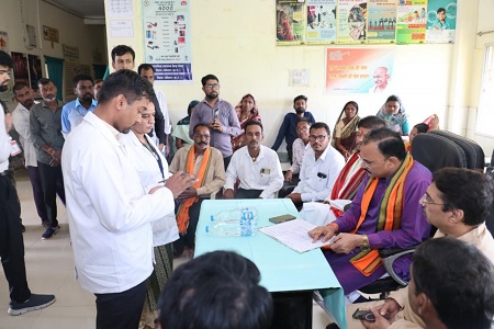 स्वास्थ्य मंत्री श्री श्याम बिहारी जायसवाल ने प्राथमिक स्वास्थ्य केन्द्र जेवरा का किया आकस्मिक निरीक्षण