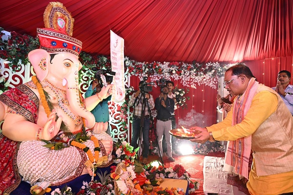 मुख्यमंत्री श्री विष्णु देव साय ने परिवारजनों के साथ विधि-विधान से की गणपति की स्थापना और पूजा-अर्चना