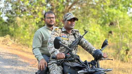 सुशासन की मोटरसाइकिल से दुर्गम पहाड़ों तक पहुँचे कलेक्टर-एसपी