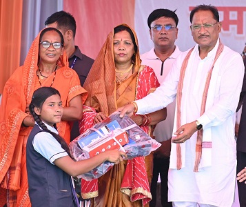 प्रदेशव्यापी सुशासन तिहार के अंतर्गत मुख्यमंत्री श्री साय पहुंचे दोकड़ा के समाधान शिविर में