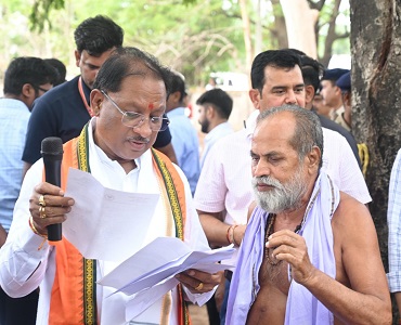 ग्राम कनकबीरा में गुलमोहर पेड़ के नीचे लगी मुख्यमंत्री श्री विष्णु देव साय की चौपाल